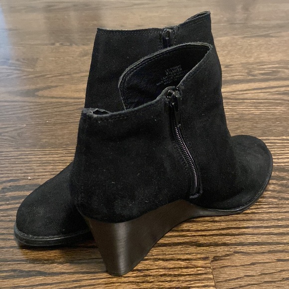 Lucky Brand Black Suede Wedged Booties Size 8.5 Yimme - Picture 2 of 6